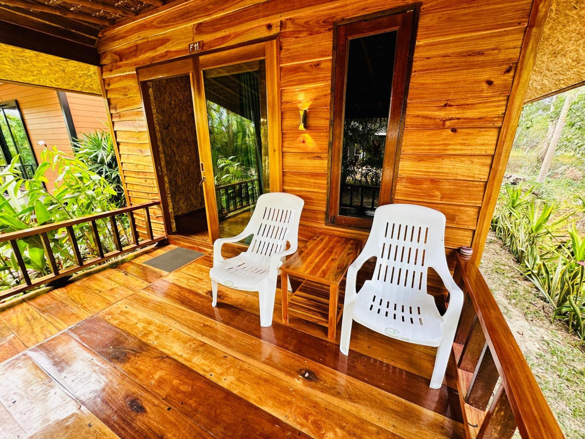 Koh Jum Bungalow & Hostel Екстер'єр фото