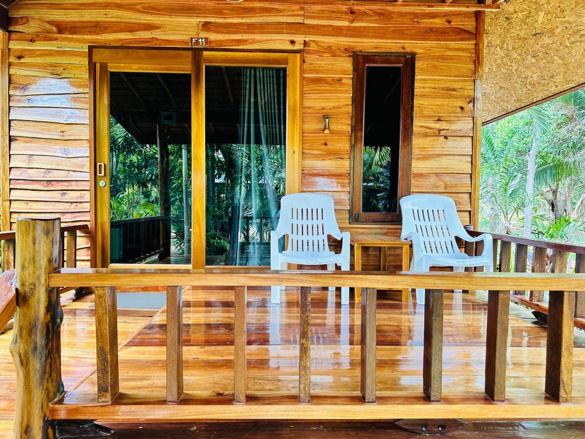 Koh Jum Bungalow & Hostel Екстер'єр фото