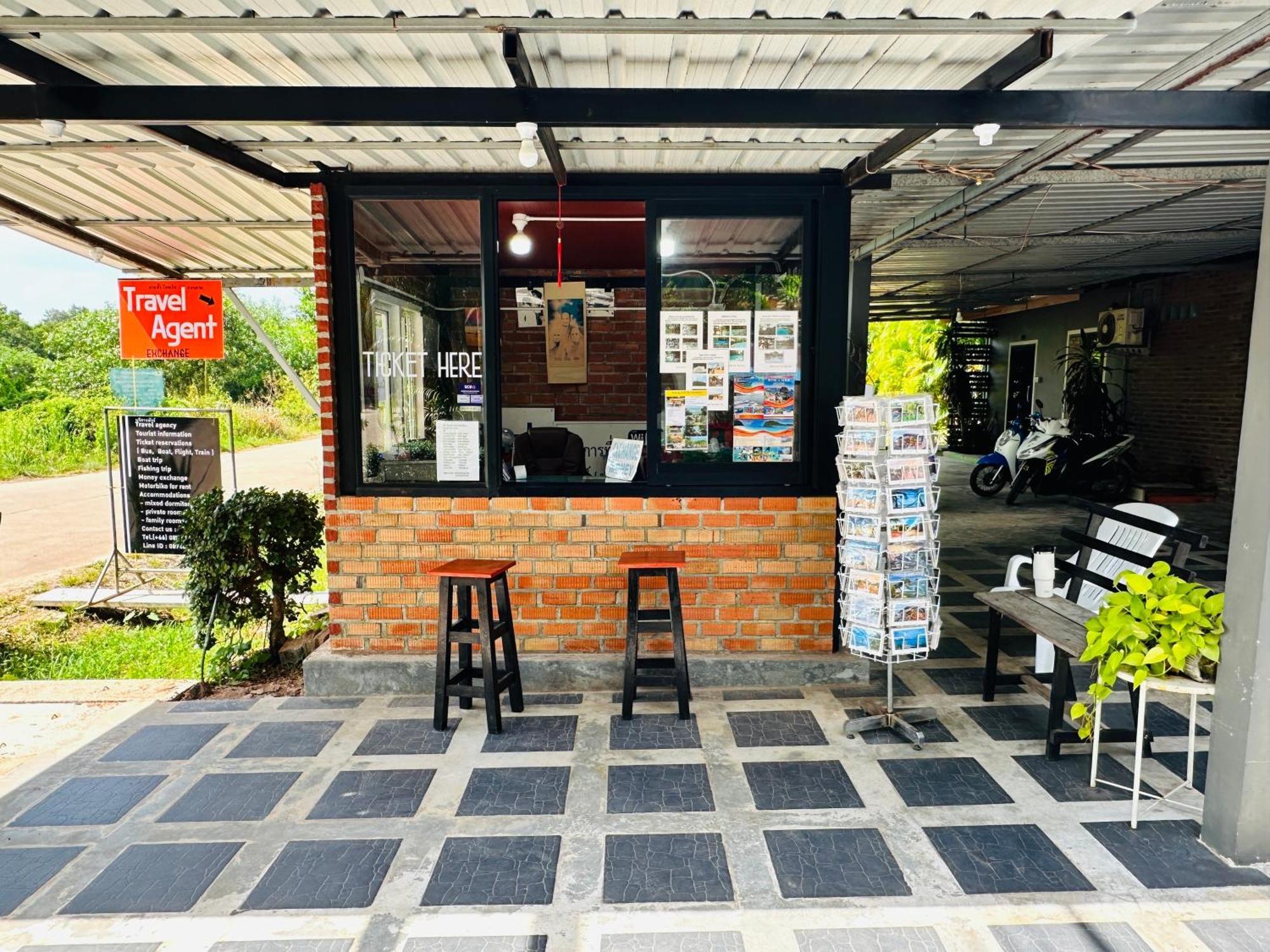 Koh Jum Bungalow & Hostel Екстер'єр фото
