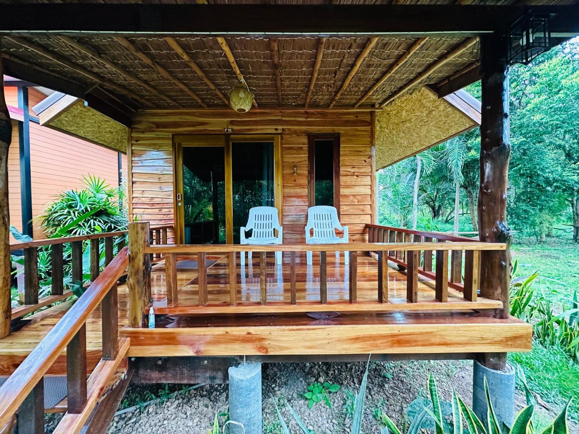 Koh Jum Bungalow & Hostel Екстер'єр фото