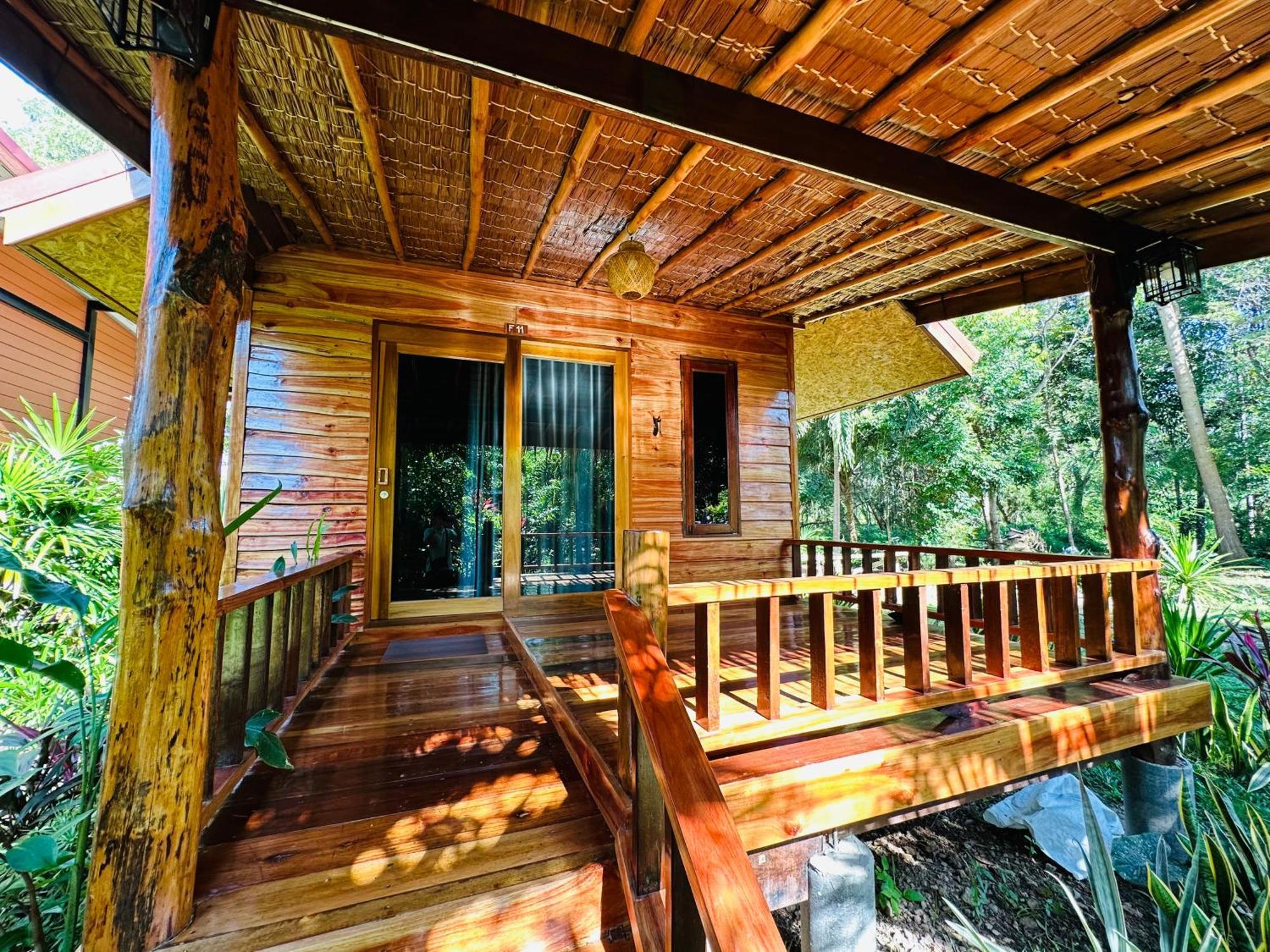 Koh Jum Bungalow & Hostel Екстер'єр фото