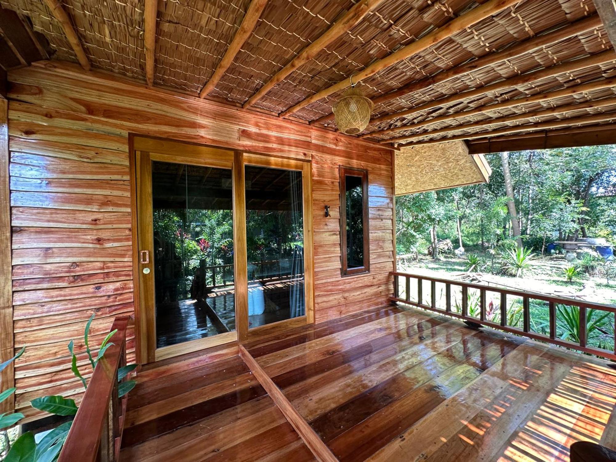 Koh Jum Bungalow & Hostel Екстер'єр фото
