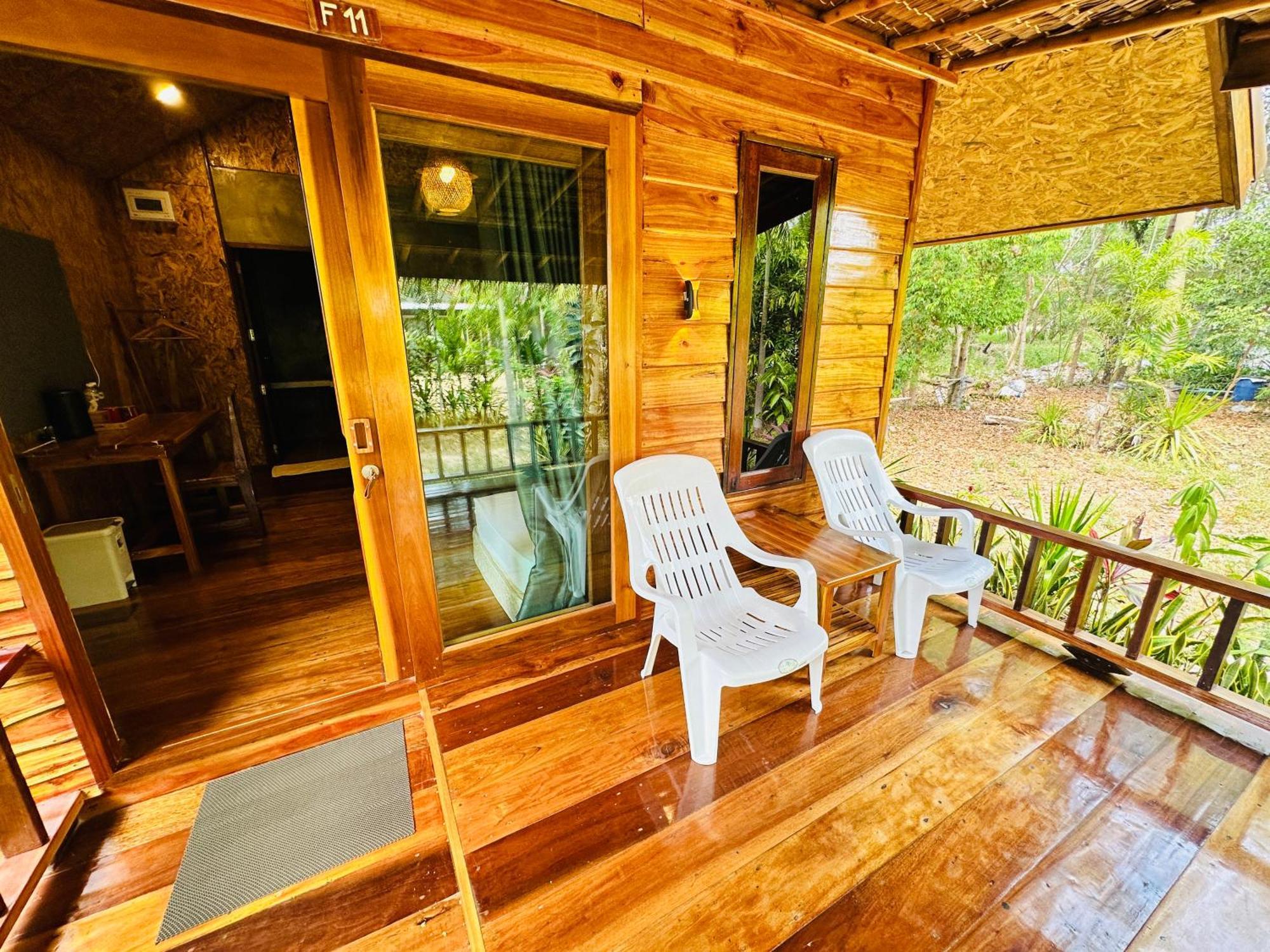 Koh Jum Bungalow & Hostel Екстер'єр фото
