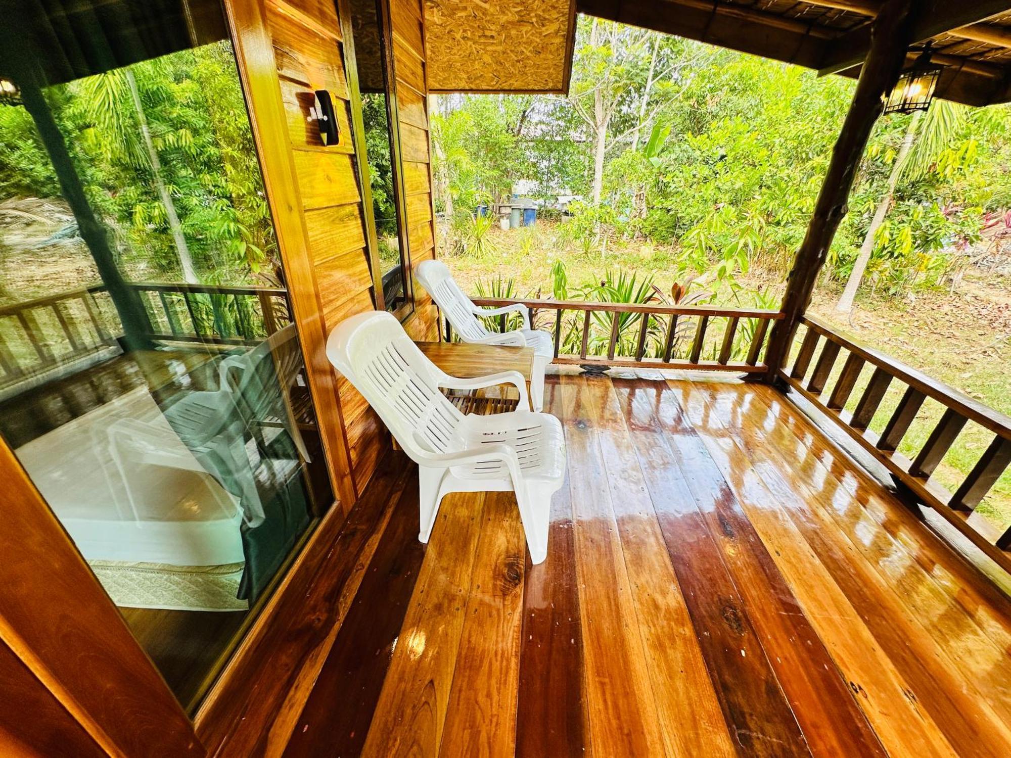 Koh Jum Bungalow & Hostel Екстер'єр фото