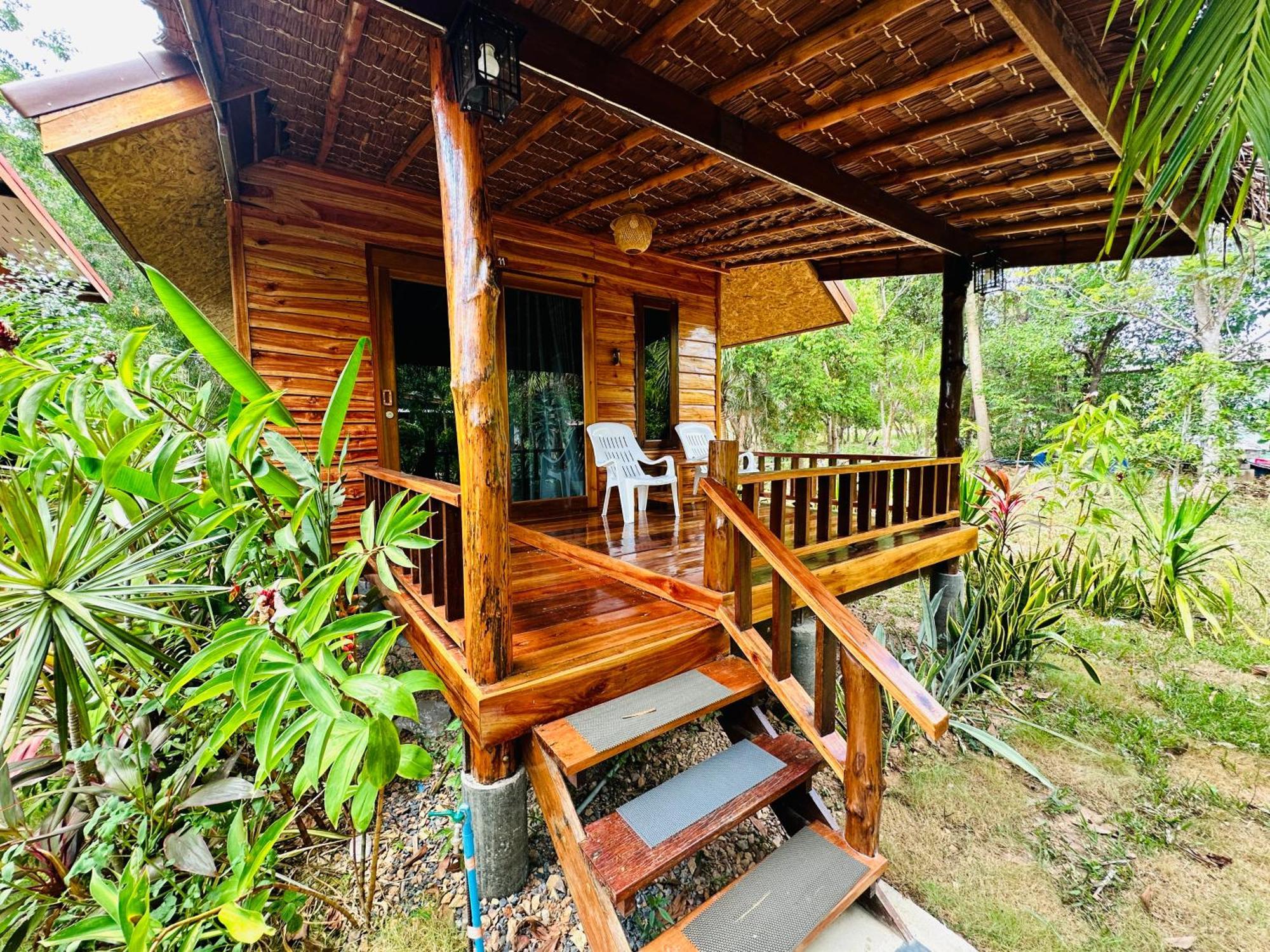 Koh Jum Bungalow & Hostel Екстер'єр фото
