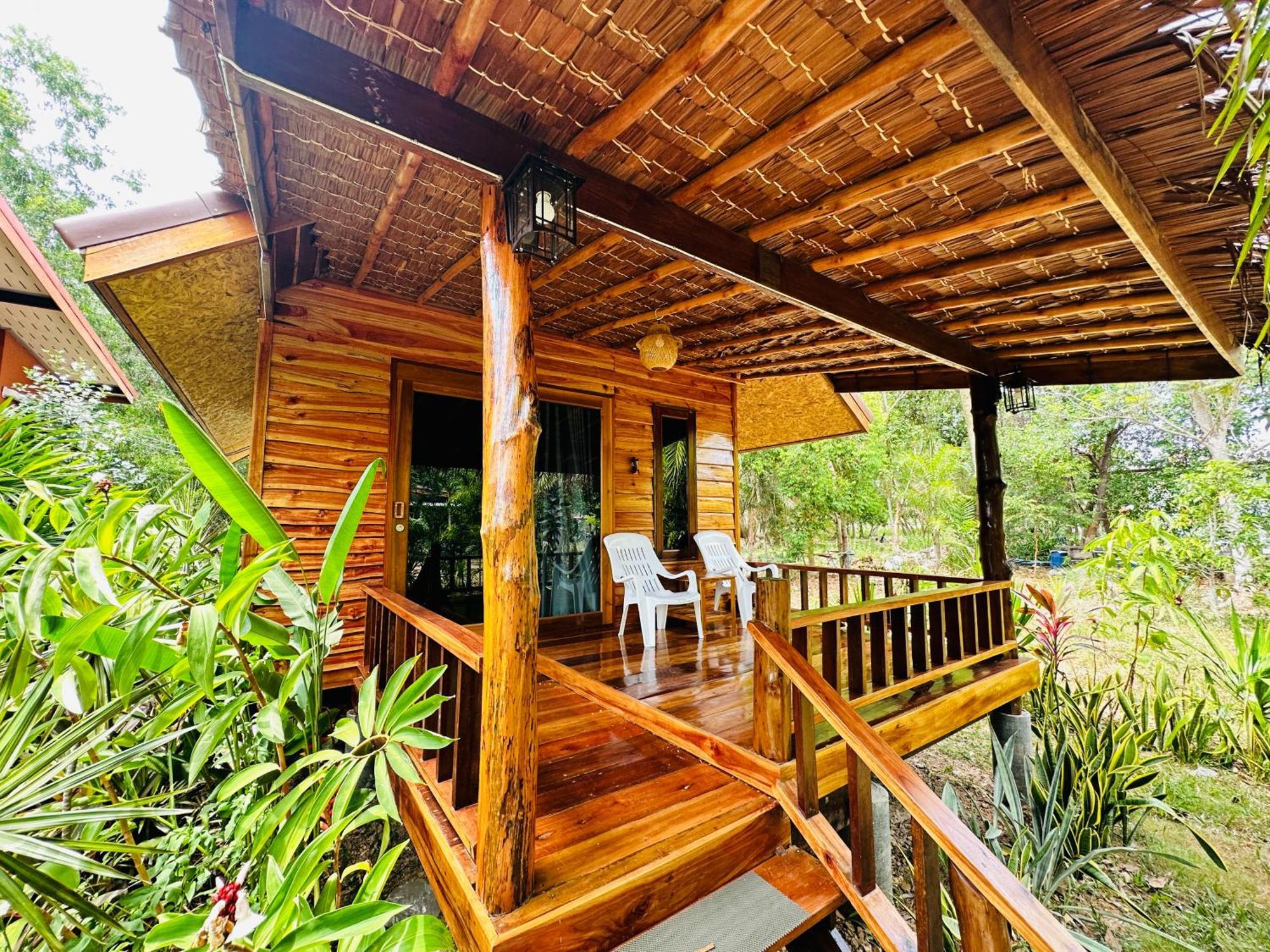 Koh Jum Bungalow & Hostel Екстер'єр фото